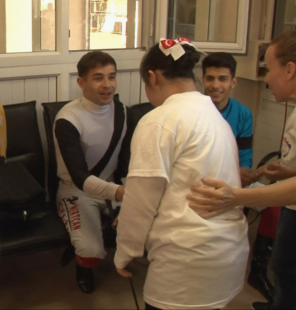 Veliefendi Hipodromu'nda talihsiz kaza: Attan düşen jokey yoğun bakımda Veliefendi Hipodromu'nda talihsiz kaza: Attan düşen jokey yoğun bakımda - 1. Resim