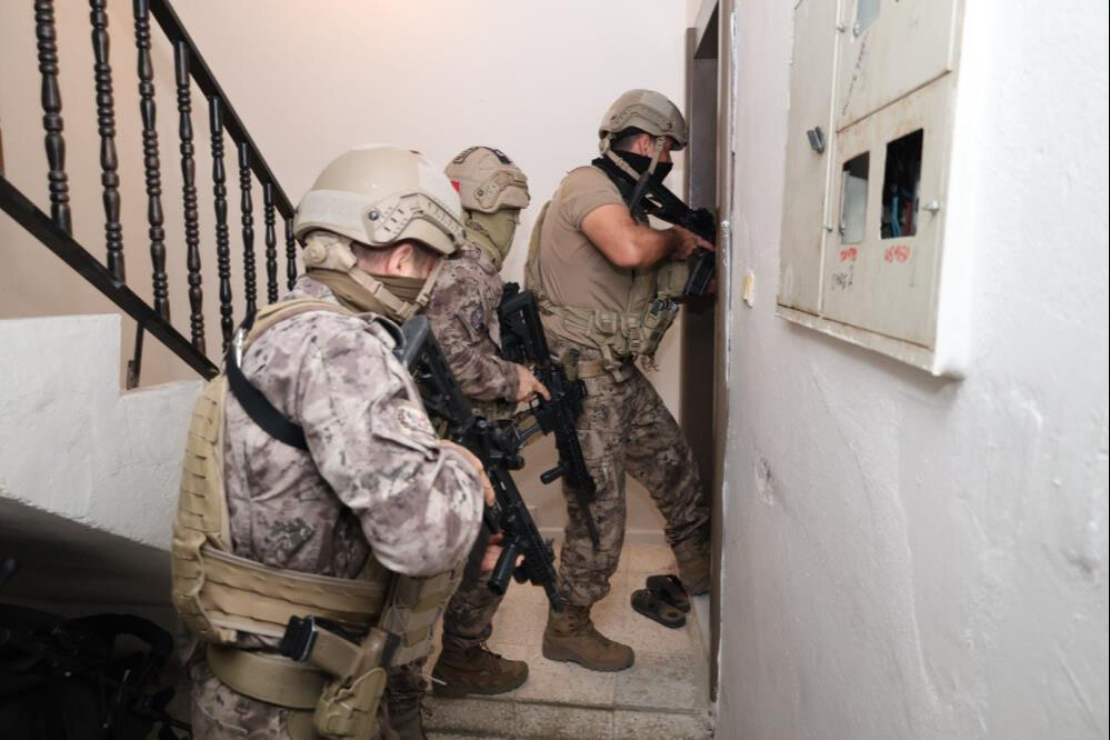 Yasa dışı sitelerle anlaşıp vatandaşın hesap bilgilerini satmışlar! 33 kişi yakalandı - 1. Resim