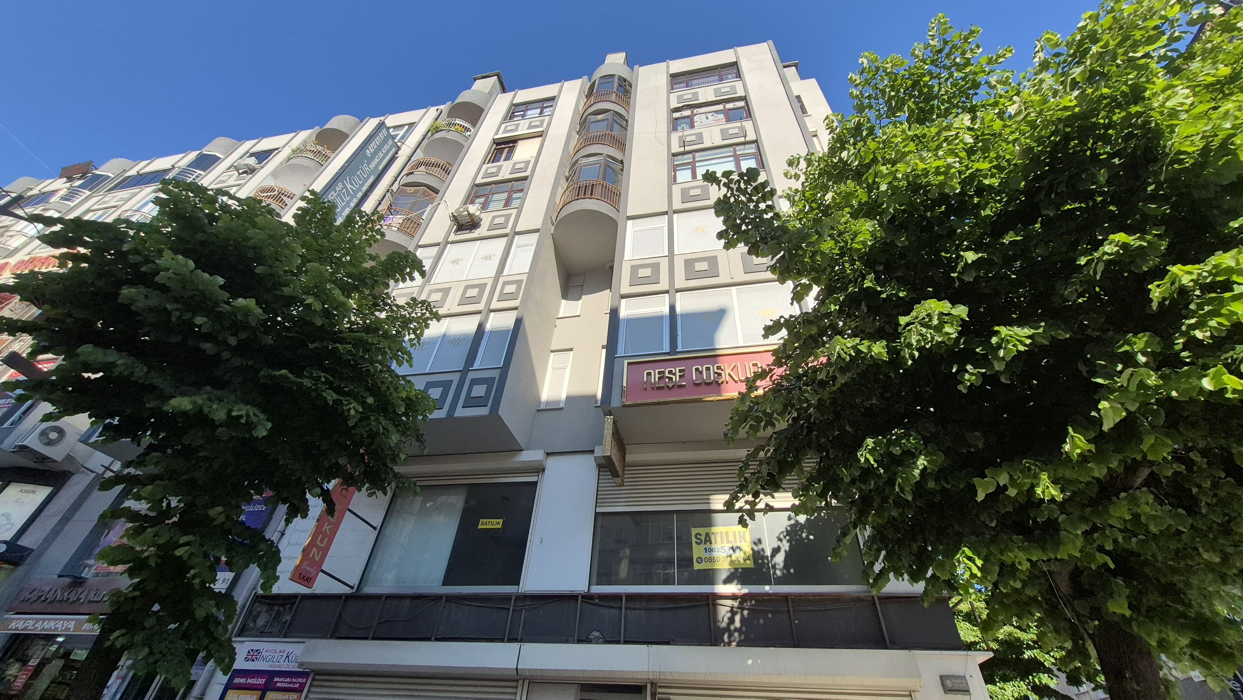 6,2'lik depremin yaşandığı İstanbul'da bu da oldu! Sarsıntı olmadan binadan beton koptu, yaralı var - 1. Resim