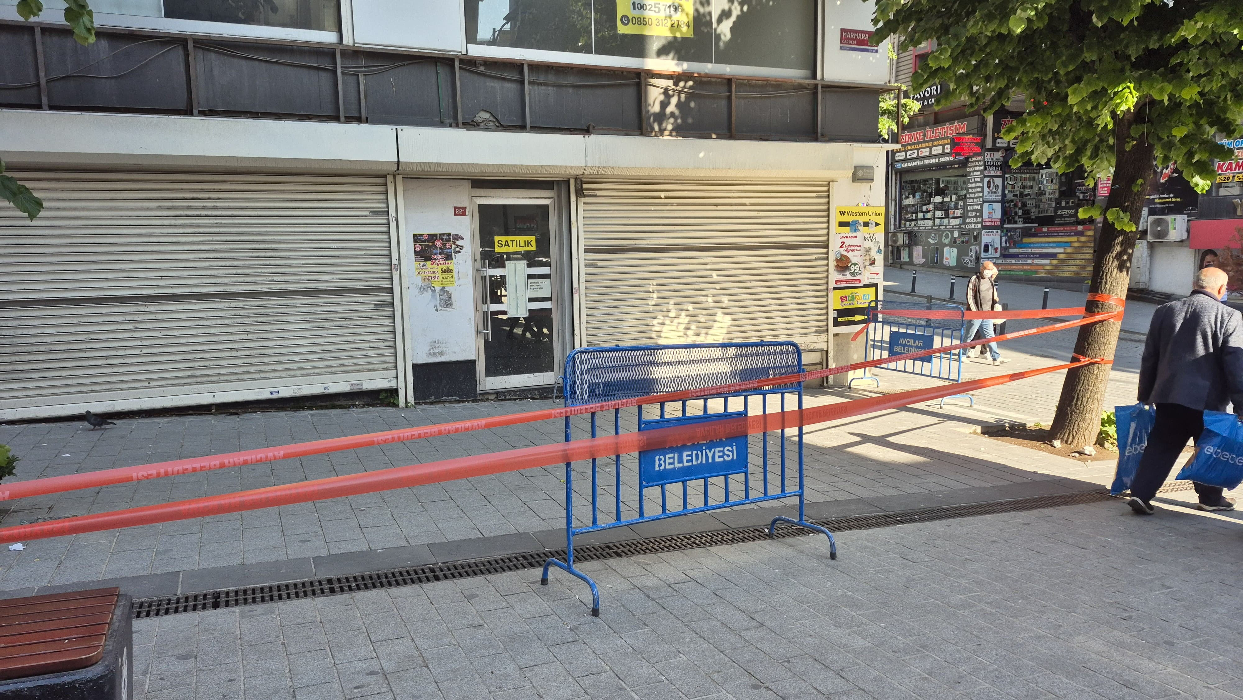 6,2'lik depremin yaşandığı İstanbul'da bu da oldu! Sarsıntı olmadan binadan beton koptu, yaralı var - 2. Resim