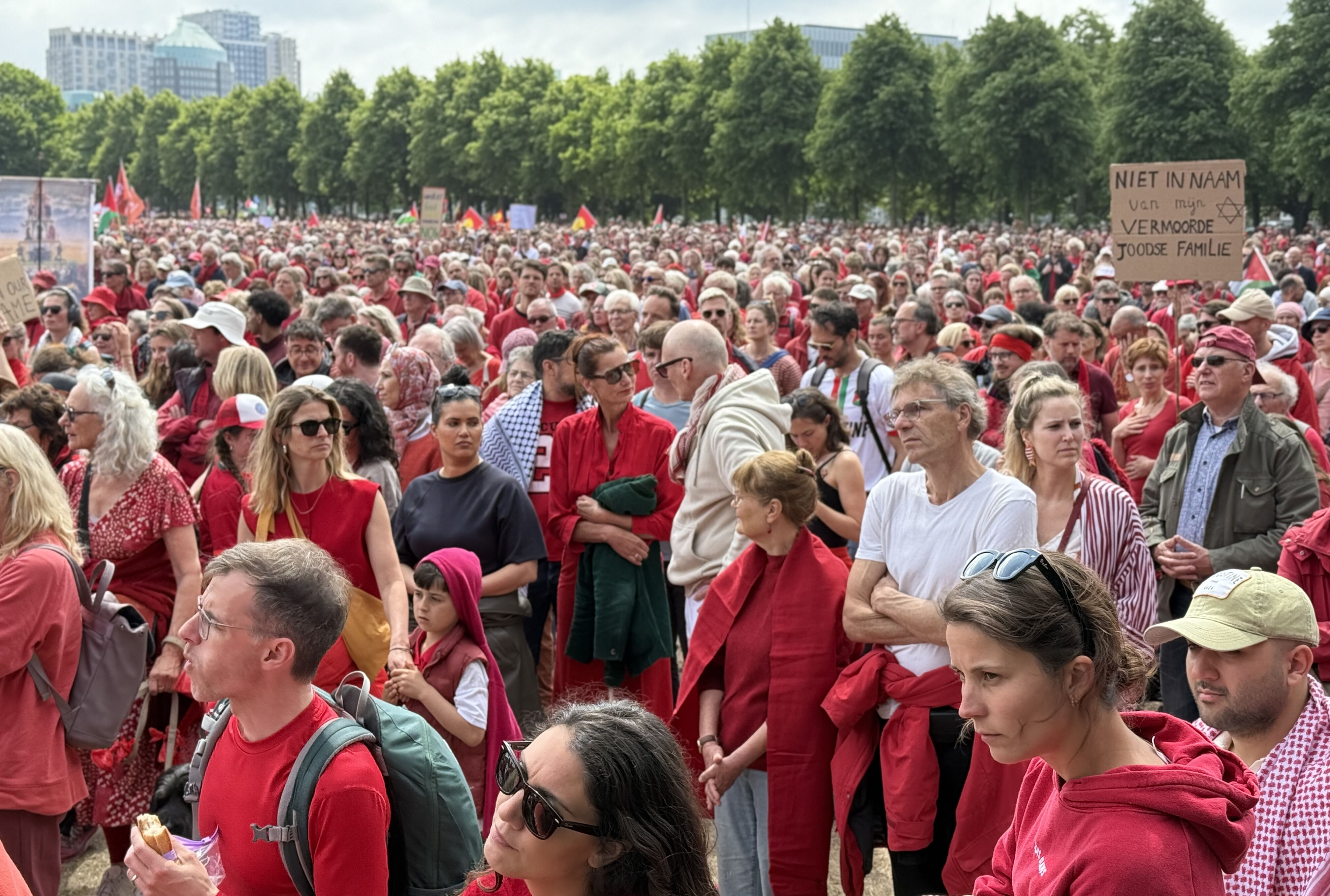 Avrupa'nın göbeğinde İsrail protestosu! Giysilerinin rengi ve sloganları her şeyi anlatmaya yeter - 2. Resim