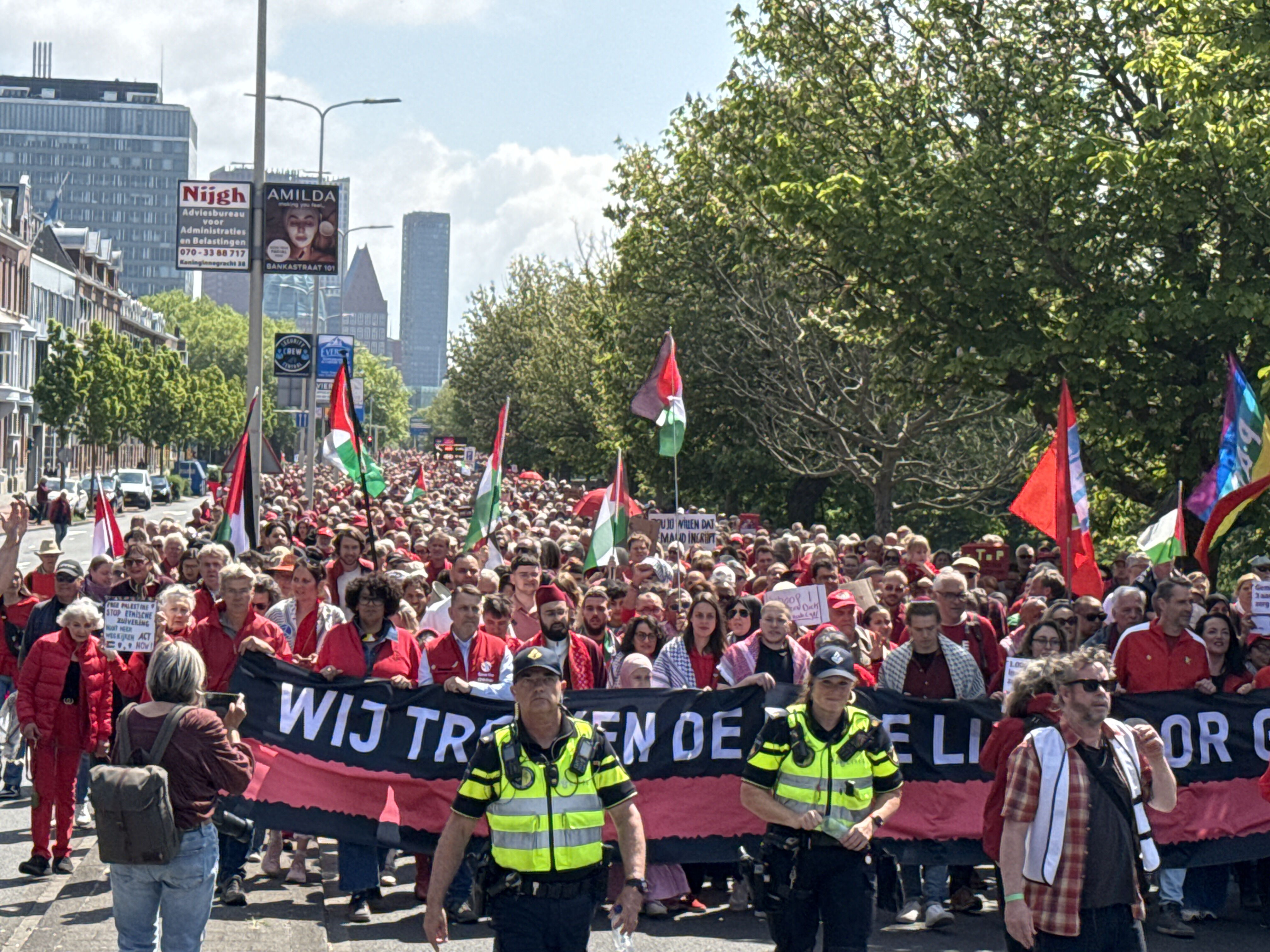 Avrupa'nın göbeğinde İsrail protestosu! Giysilerinin rengi ve sloganları her şeyi anlatmaya yeter - 3. Resim