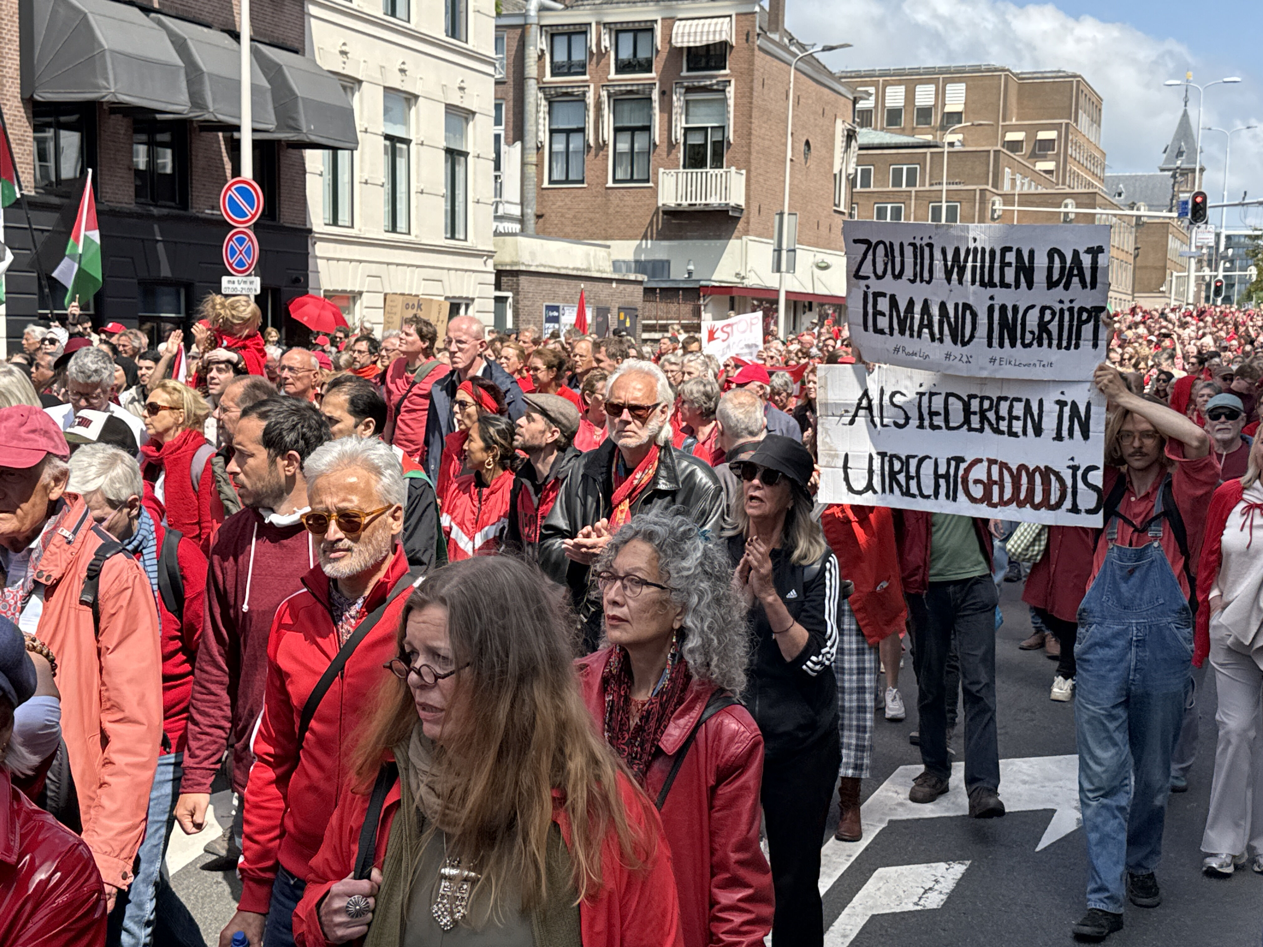 Avrupa'nın göbeğinde İsrail protestosu! Giysilerinin rengi ve sloganları her şeyi anlatmaya yeter - 1. Resim