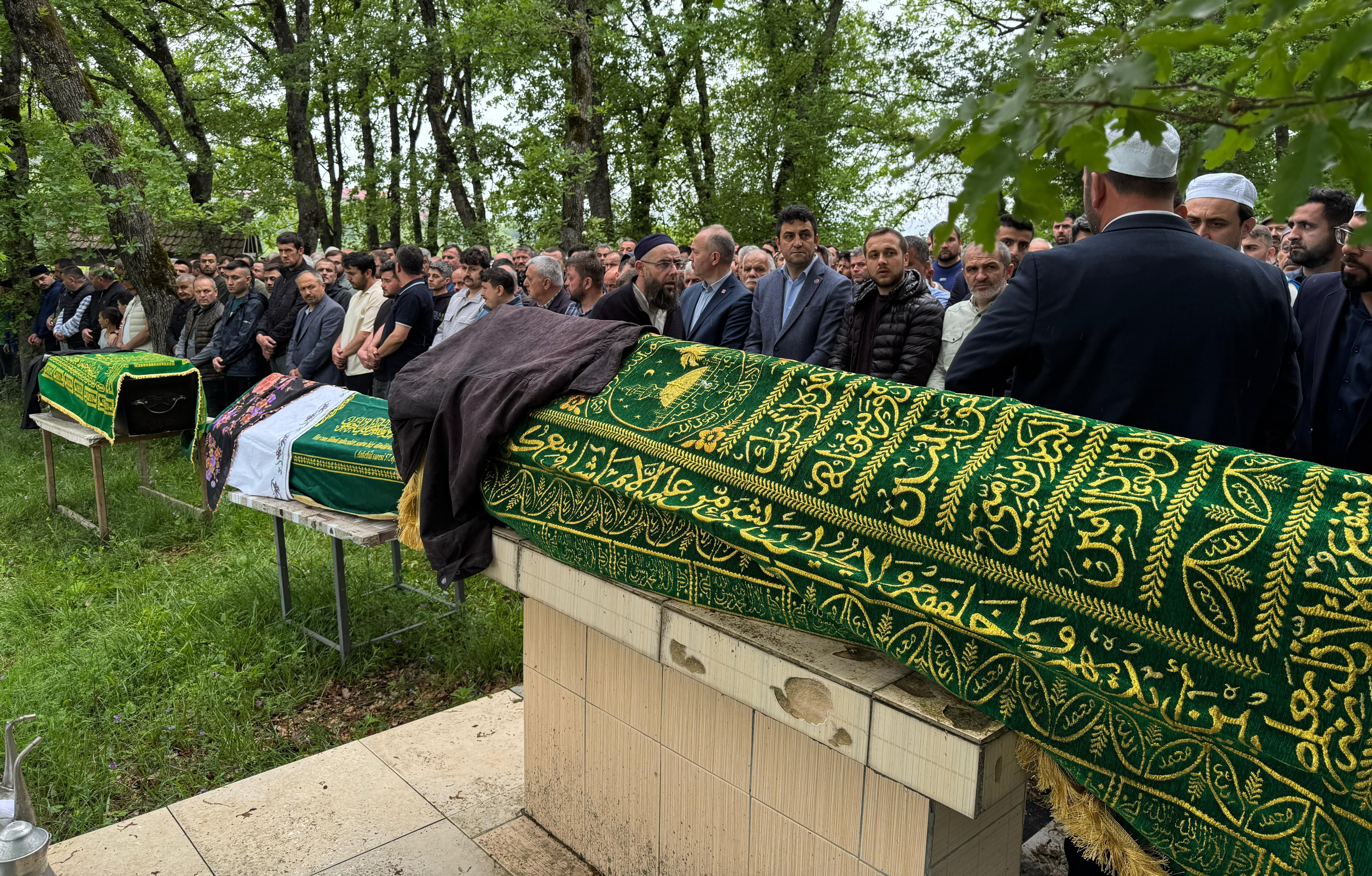 Bir ev, üç cenaze! Yakınlarının feryatları yürek burktu - 1. Resim