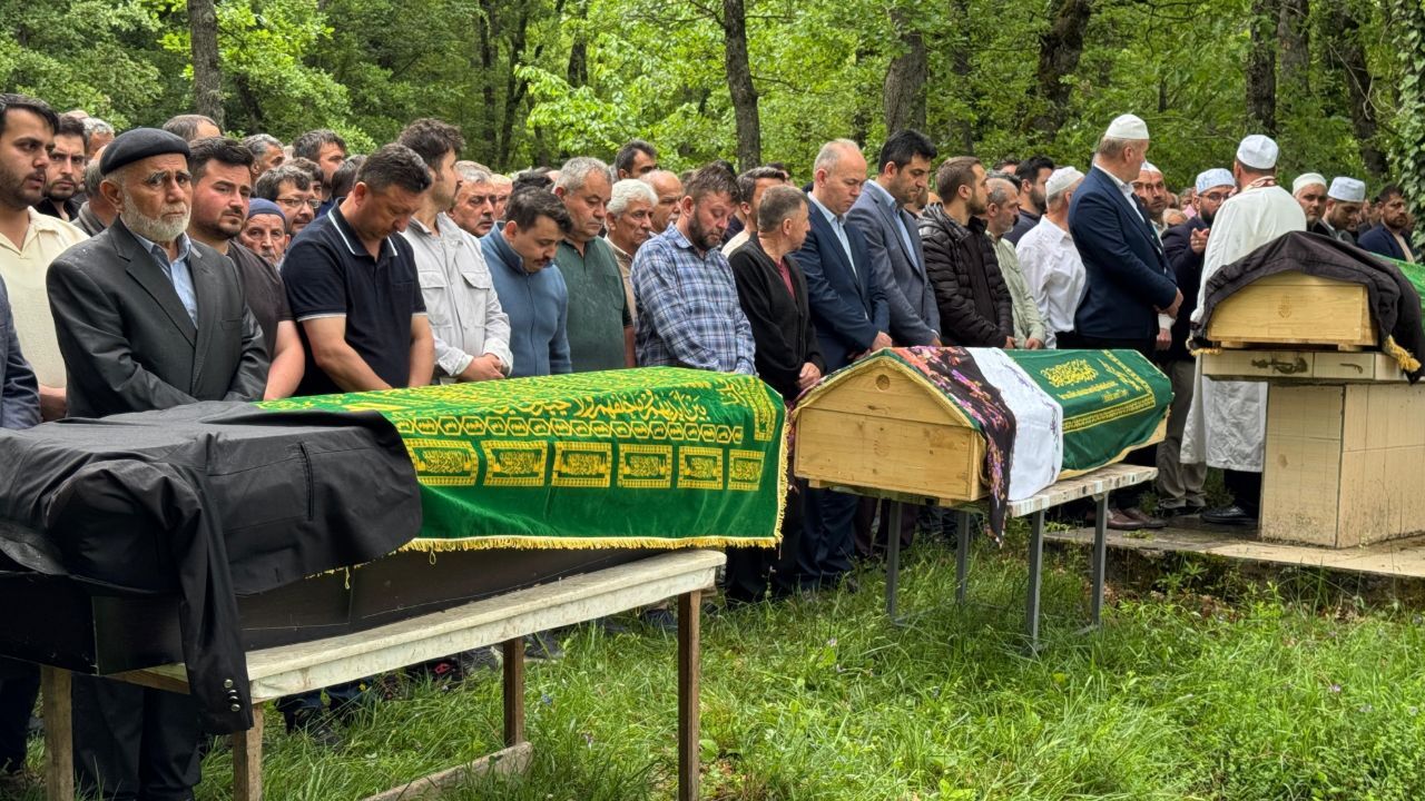 Bir ev, üç cenaze! Yakınlarının feryatları yürek burktu Bir ev, üç cenaze! Yakınlarının feryatları yürek burktu