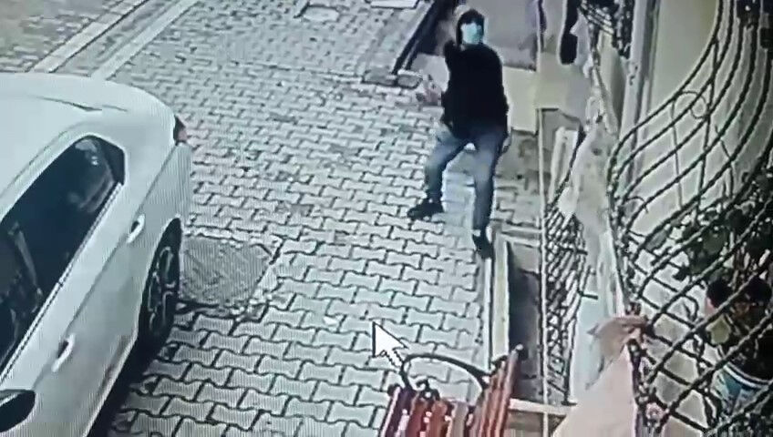 Esenyurt'ta  kan donduran görüntüler! Evinin penceresinin önüne gelip... - 1. Resim