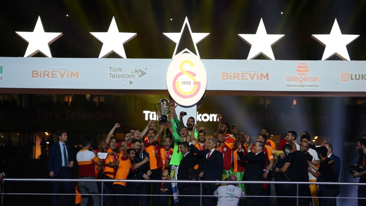 Galatasaray 5 yıldız mı oldu? Galatasaray şampiyonluk ilanı ile 5 yıldız alan ilk takım oldu Galatasaray 5 yıldız mı oldu? Galatasaray şampiyonluk ilanı ile 5 yıldız alan ilk takım oldu