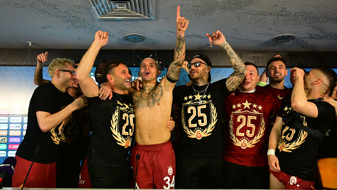 Galatasaraylı futbolcular basın toplantısını bastı! Okan Buruk'a sürpriz tezahürat - 1. Resim