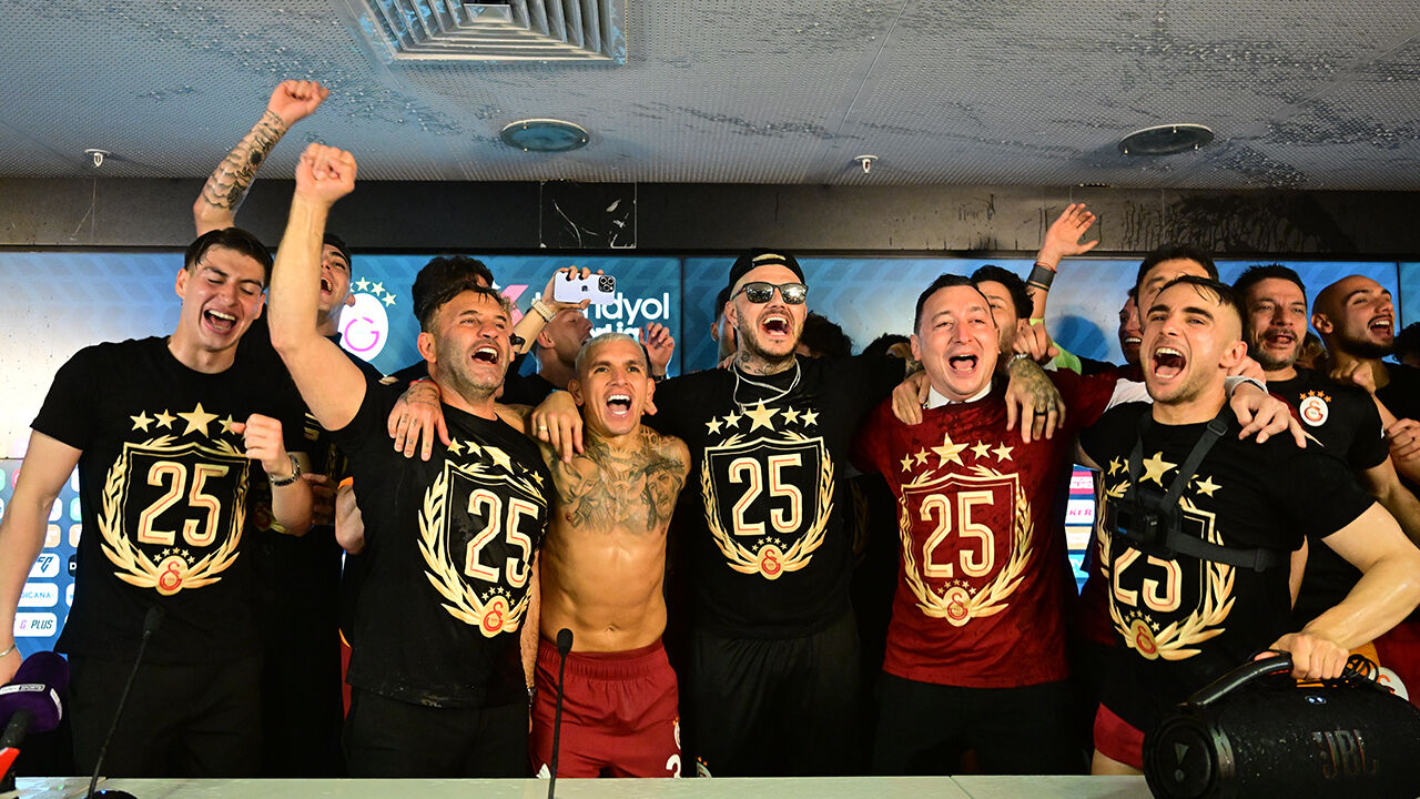 Galatasaraylı futbolcular basın toplantısını bastı! Okan Buruk'a sürpriz tezahürat - 2. Resim