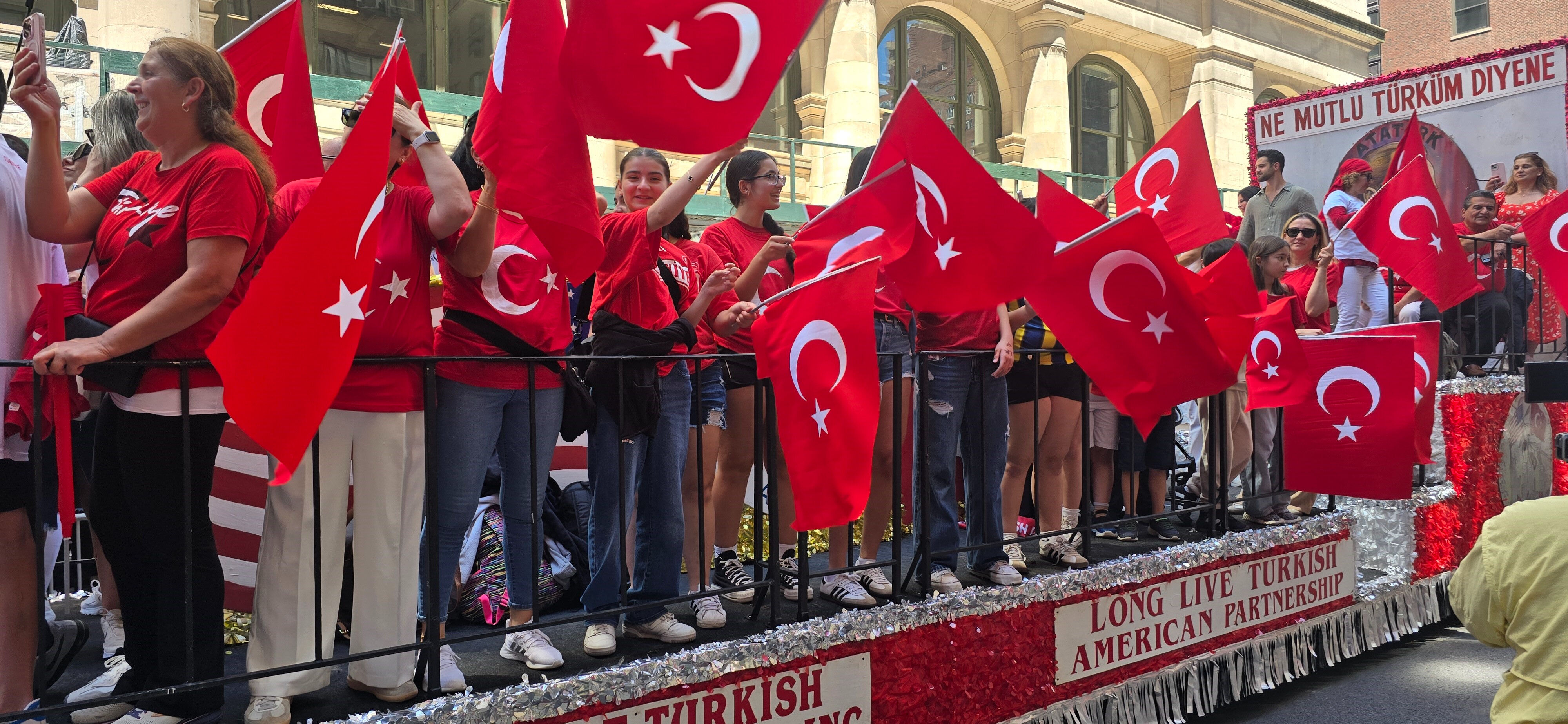 Görenler hayran kaldı: New York'ta Türk rüzgarı! Mehter takımı ABD'de yeri göğü inletti! Türk Günü manşet oldu - 1. Resim