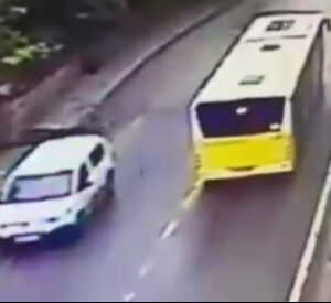 İETT sürücüsüne ceza yağdı! Otobüsten akan yağ 3 aracı kazayla burun buruna getirdi - 1. Resim