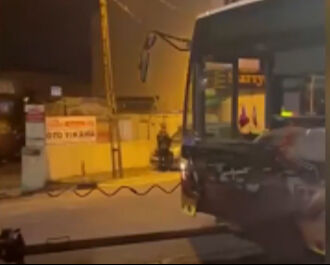 İETT sürücüsüne ceza yağdı! Otobüsten akan yağ 3 aracı kazayla burun buruna getirdi - 2. Resim