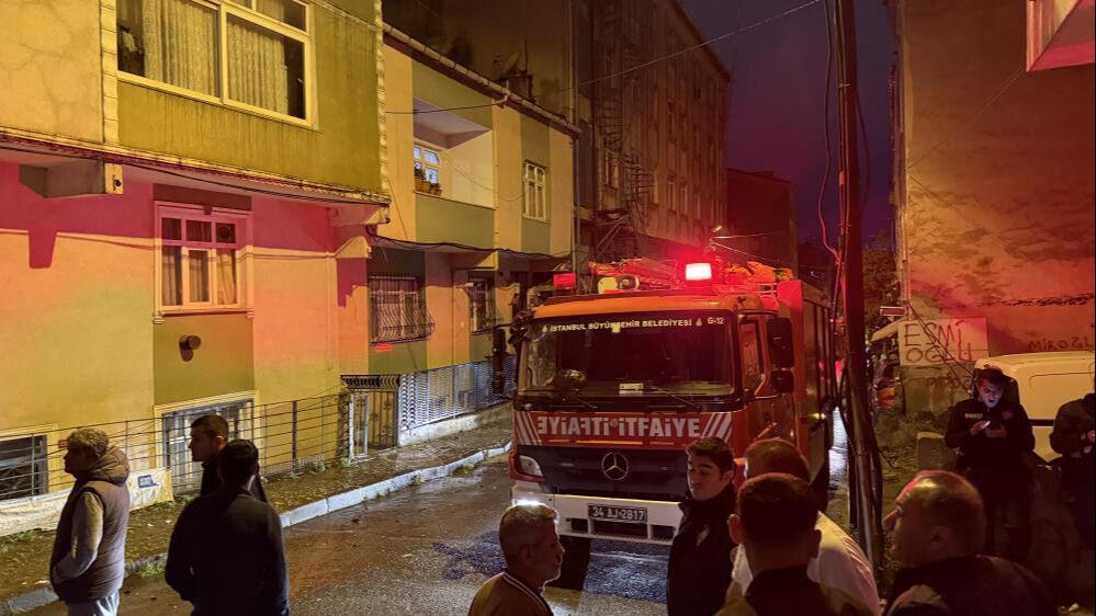 İstanbul Küçükçekmece'de yangın paniği! 7 katlı binanın çatısı alev alev yandı - 1. Resim