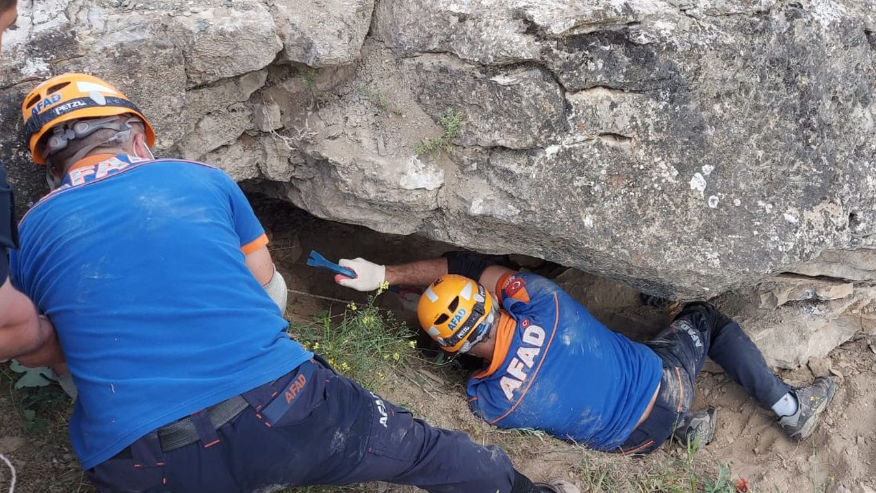 Kaçak kazı yaparken üzerine kaya devrildi: Feci şekilde can verdi Kaçak kazı yaparken üzerine kaya devrildi: Feci şekilde can verdi