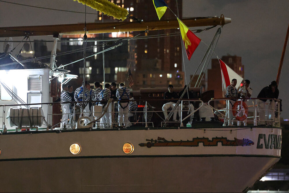 Meksika donanması Brooklyn K&ouml;pr&uuml;s&uuml;'ne &ccedil;arptı! &Ccedil;ok sayıda yaralı var - 1. Resim