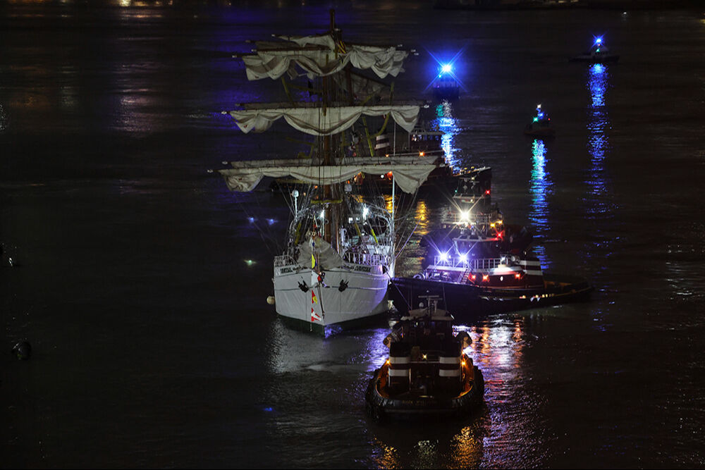Meksika donanması Brooklyn K&ouml;pr&uuml;s&uuml;'ne &ccedil;arptı! &Ccedil;ok sayıda yaralı var - 5. Resim