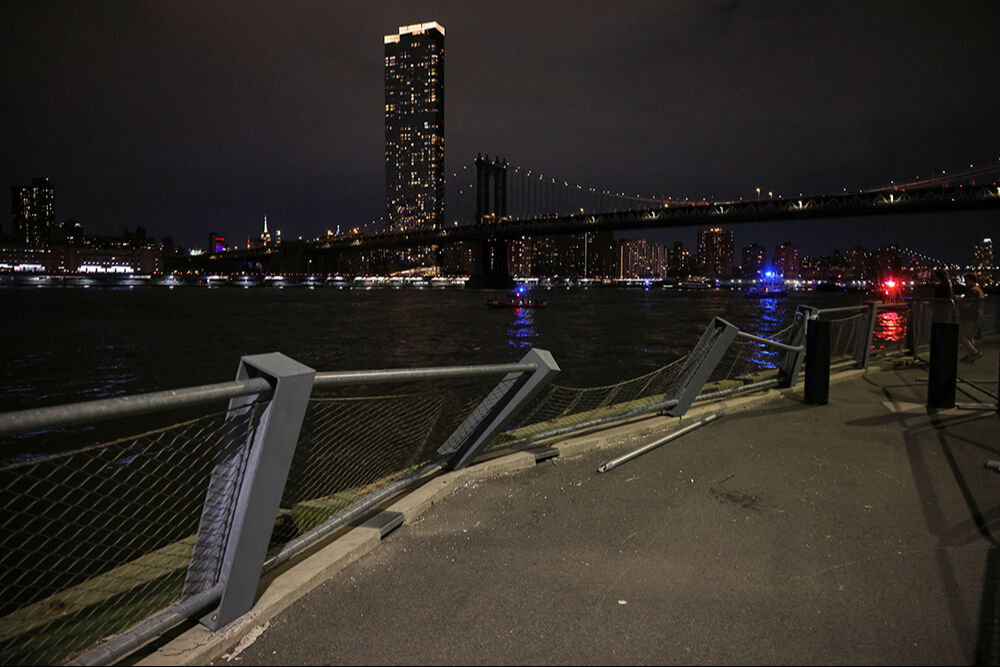 Meksika donanması Brooklyn K&ouml;pr&uuml;s&uuml;'ne &ccedil;arptı! &Ccedil;ok sayıda yaralı var - 2. Resim