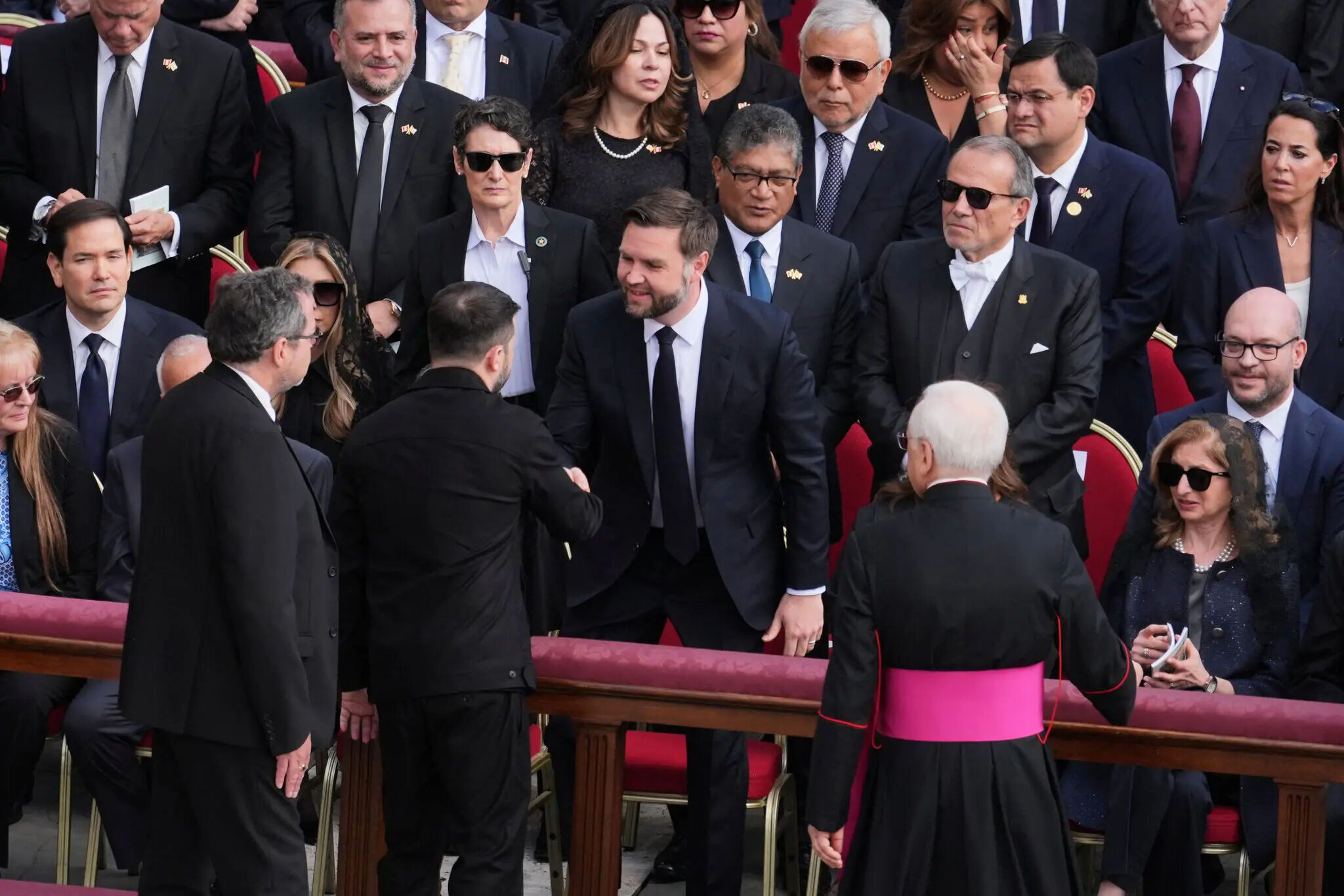 Papa 14. Leo resmen göreve başladı: Dünya liderleri tarihi törene akın etti Ukrayna Devlet Başkanı Volodimir Zelenskiy ile ABD Başkan Yardımcısı JD Vance, törenin başlamasından önce Aziz Petrus Meydanı'nda tokalaştı