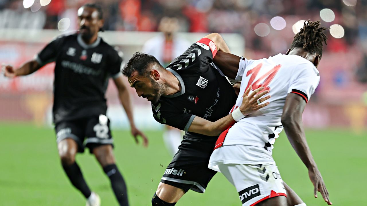 Süper Lig'e veda ettiler! Küme düşen üçüncü takım belli oldu Süper Lig'e veda ettiler! Küme düşen üçüncü takım belli oldu