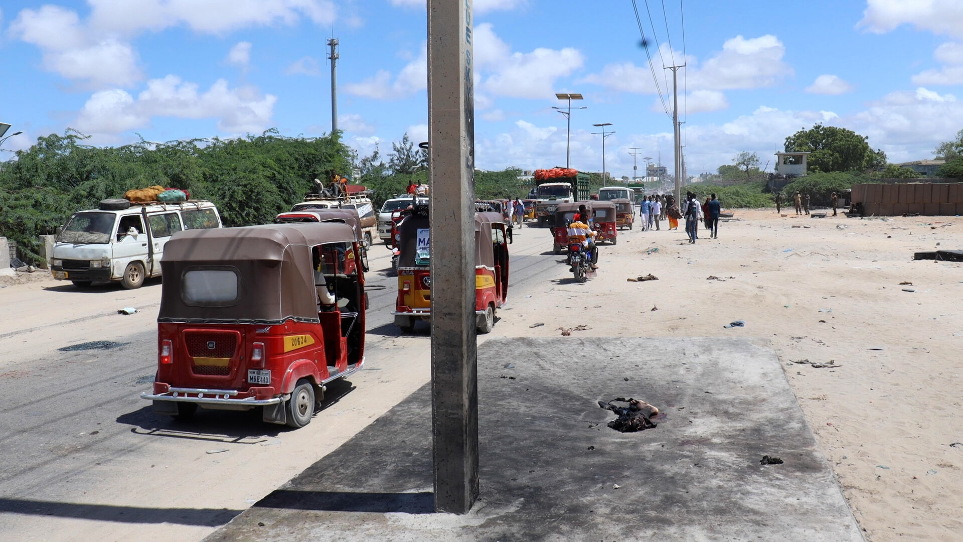 Ülke kabusu yaşadı! Askeri üsse bombalı saldırı: Çok sayıda ölü ve yaralı var - 2. Resim