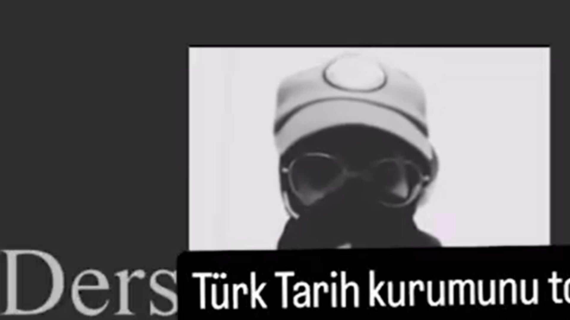 Yüzünü gizledi, Türk bayrağına ve Fatih Sultan Mehmet'e hakaret üstüne hakaret etti! Üniversite öğrencisinden skandal canlı yayın - 1. Resim