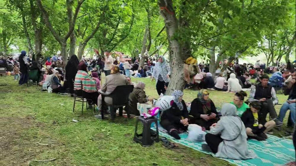 80 yıllık geleneği yaşatıyorlar! Saatlerce pişiriliyor... Yemek için sıraya girdiler - 2. Resim