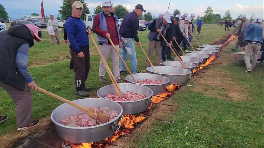 80 yıllık geleneği yaşatıyorlar! Saatlerce pişiriliyor... Yemek için sıraya girdiler - 3. Resim