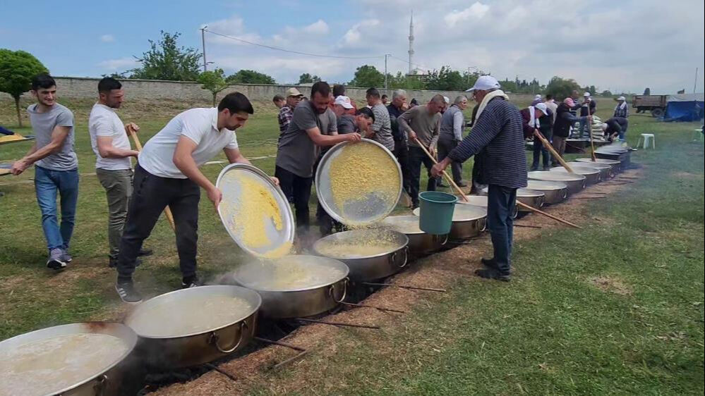 80 yıllık geleneği yaşatıyorlar! Saatlerce pişiriliyor... Yemek için sıraya girdiler - 5. Resim