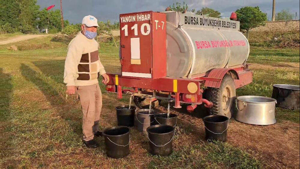 80 yıllık geleneği yaşatıyorlar! Saatlerce pişiriliyor... Yemek için sıraya girdiler - 6. Resim