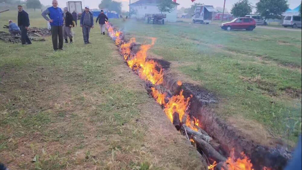 80 yıllık geleneği yaşatıyorlar! Saatlerce pişiriliyor... Yemek için sıraya girdiler - 1. Resim