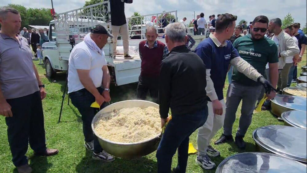 80 yıllık geleneği yaşatıyorlar! Saatlerce pişiriliyor... Yemek için sıraya girdiler - 4. Resim