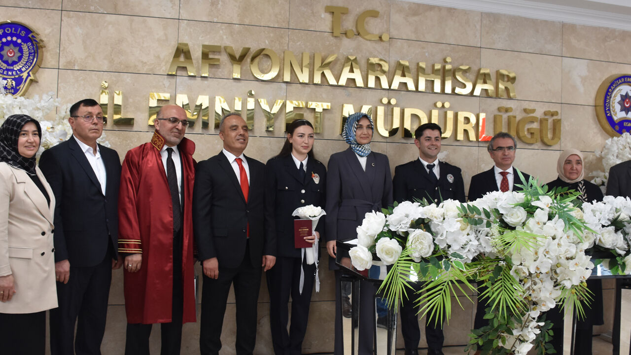 Afyonkarahisar'da polis &ccedil;ift &uuml;niformalarıyla d&uuml;nyaevine girdi - 2. Resim