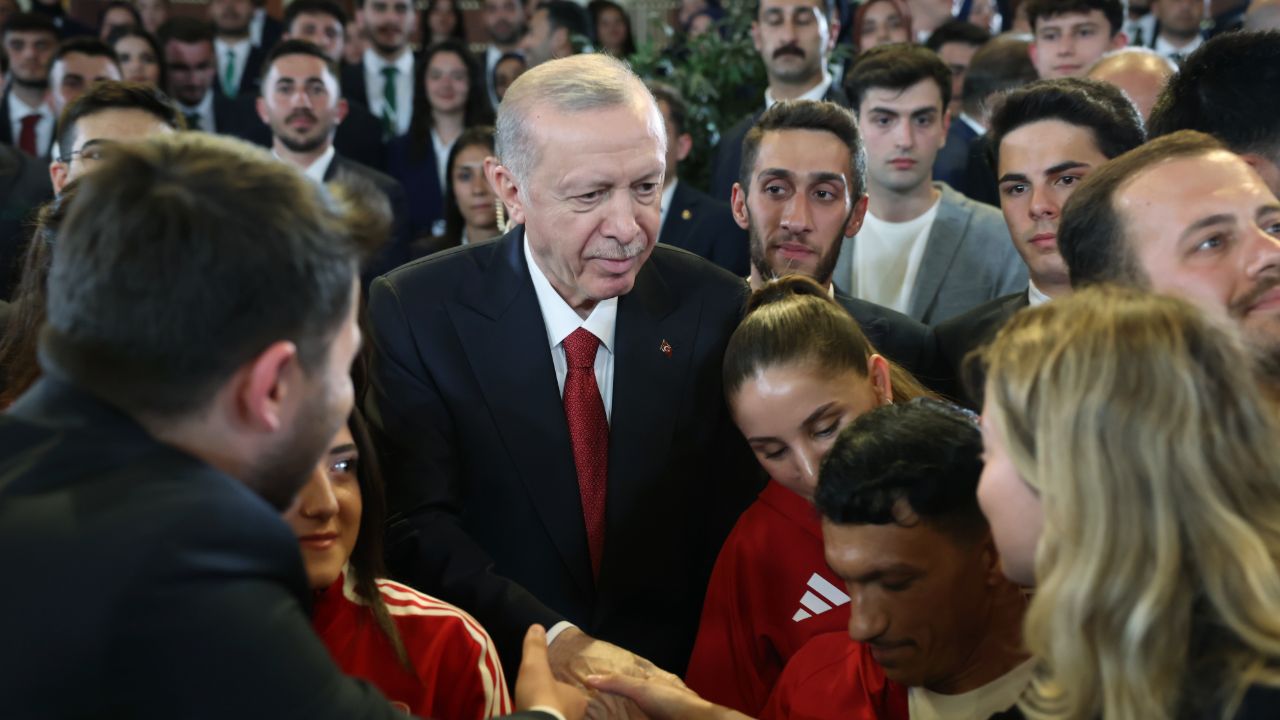 Cumhurbaşkanı Erdoğan gençler ve sporcularla buluştu: Terörün olmadığı bir Türkiye emanet edeceğiz - Gündem