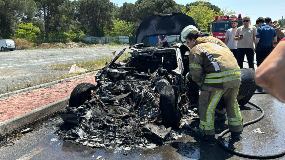 Değeri 20 milyon lira! İstanbul'da lüks araç küle döndü - 3. Resim