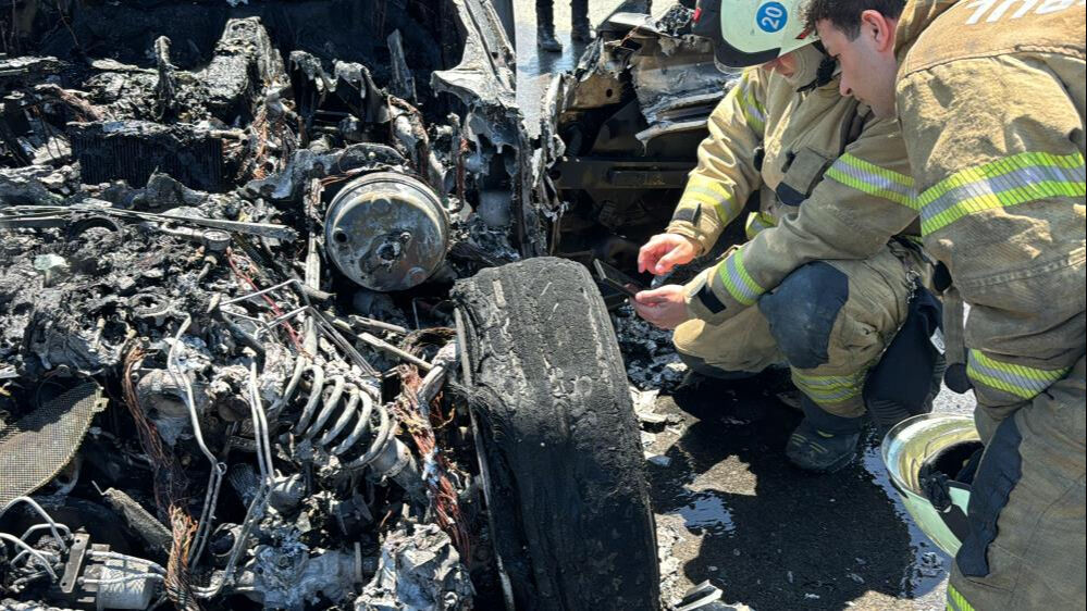 Değeri 20 milyon lira! İstanbul'da lüks araç küle döndü - 2. Resim