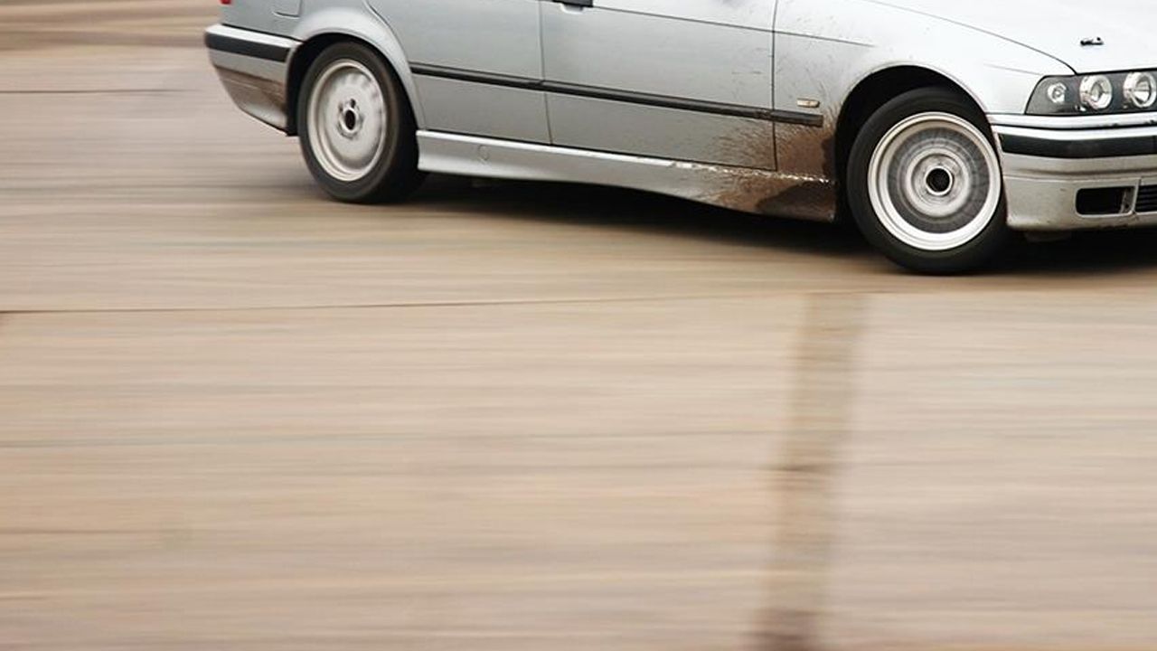Düğün konvoyunda yaptığı drift pahalıya patladı! Düğün konvoyunda yaptığı drift pahalıya patladı!