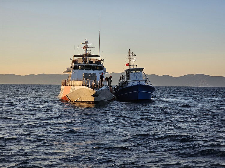 Edirne açıklarında balıkçı teknesinden onlarca düzensiz göçmen çıktı! - 1. Resim