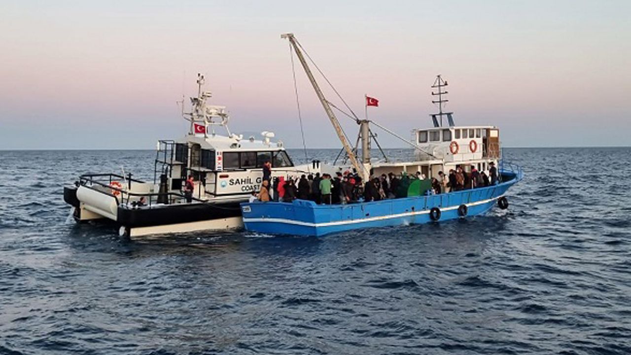 Edirne açıklarında balıkçı teknesinden onlarca düzensiz göçmen çıktı! Edirne açıklarında balıkçı teknesinden onlarca düzensiz göçmen çıktı!