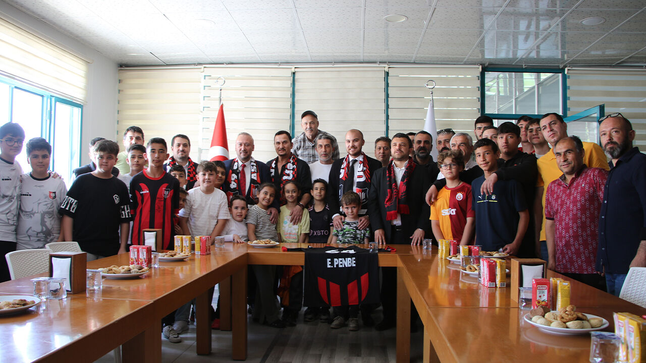 Galatasaray efsanesi Ergün Penbe 3. Lig ekibine imzayı attı - 1. Resim