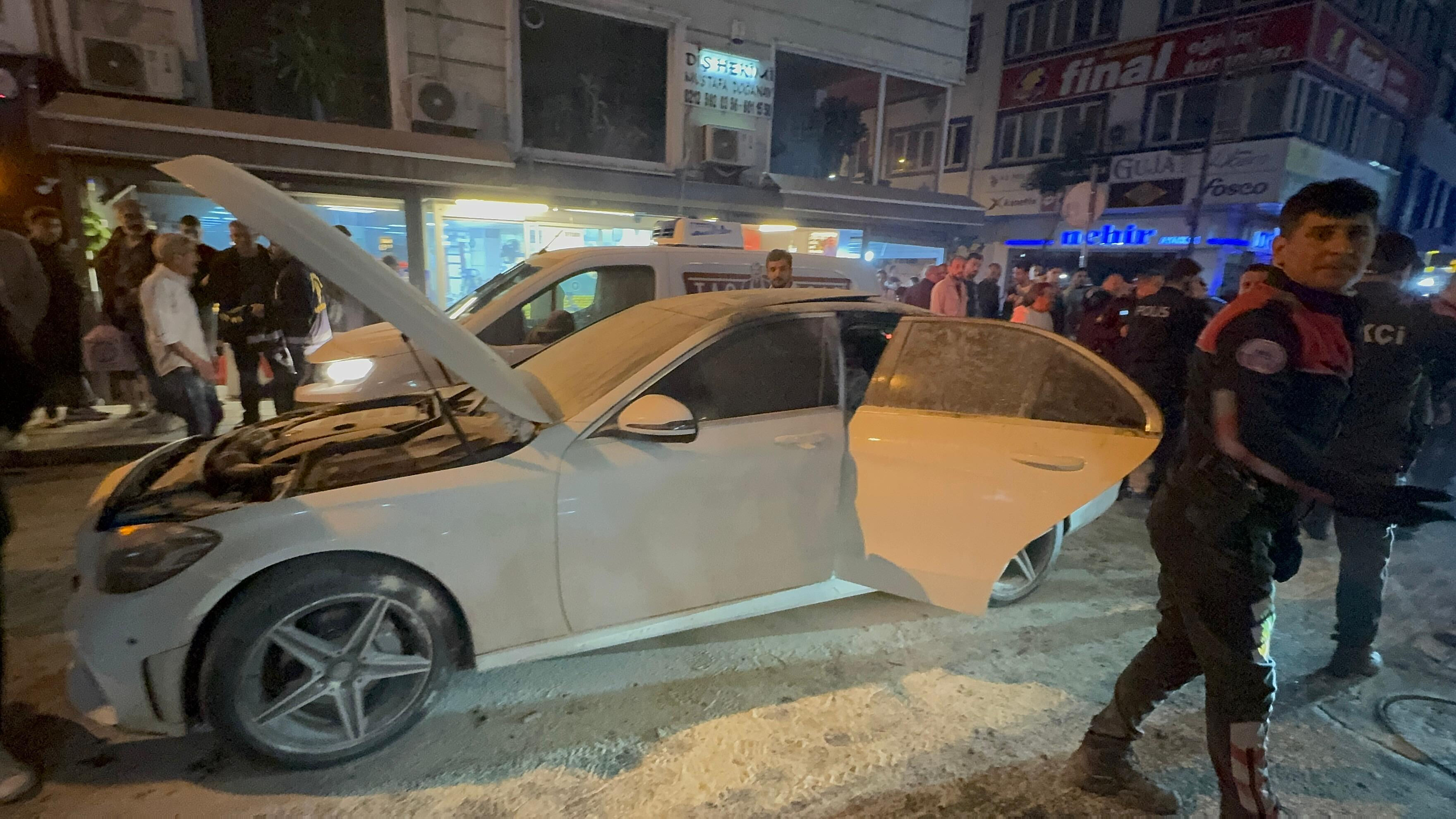 Galatasaray'ın şampiyonluk kutlamalarında eğlencenin dozu kaçtı! Lüks araç az daha küle dönüyordu - 1. Resim