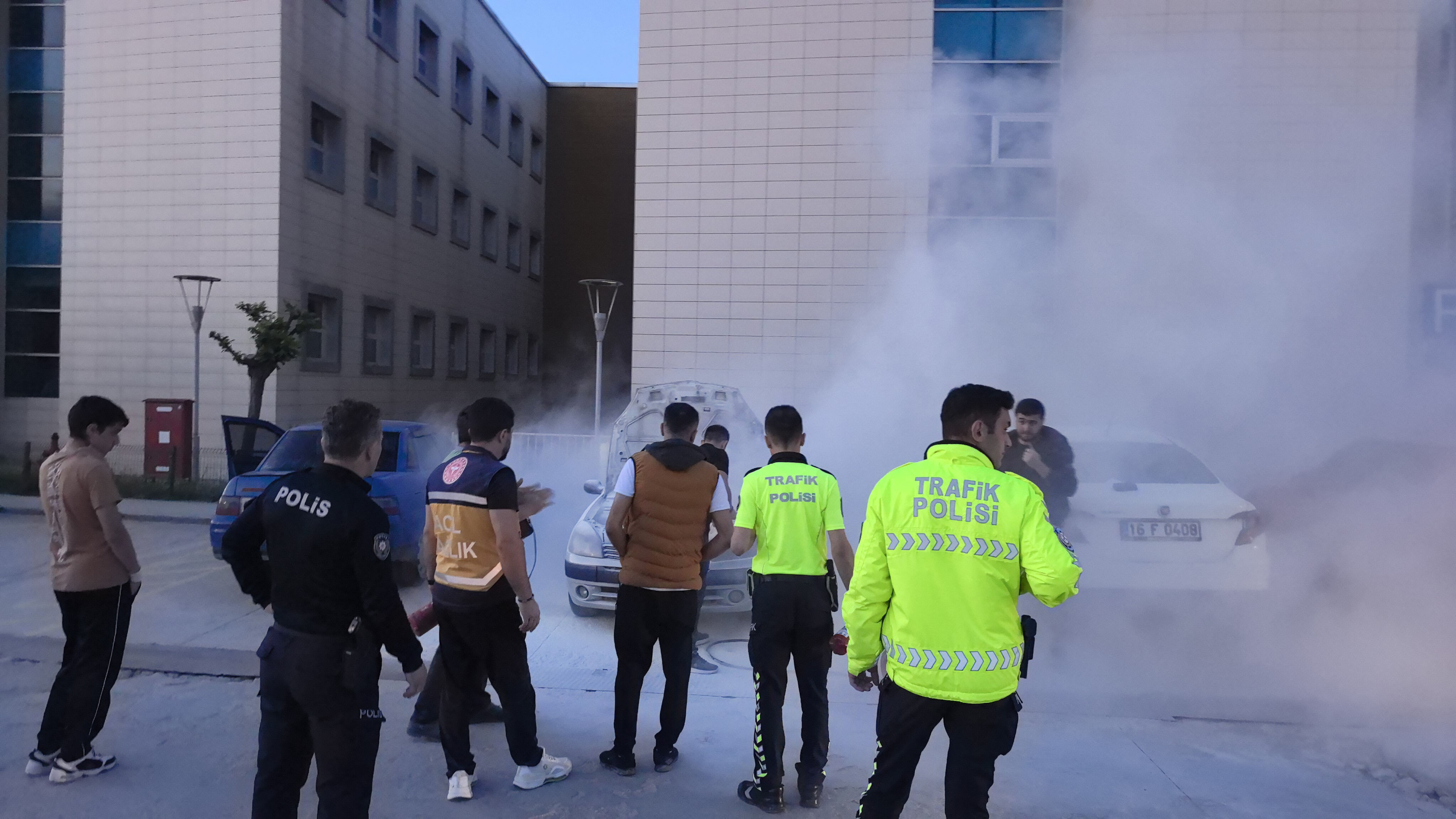 Hastane otoparkında park halindeki araç cayır cayır yandı - 1. Resim