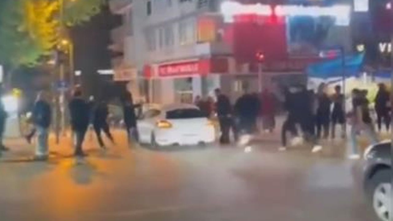 İstanbul'da gergin kutlama! Bağdat Caddesi'nde Fenerliler, Galatasaraylılara saldırdı İstanbul'da gergin kutlama! Bağdat Caddesi'nde Fenerliler, Galatasaraylılara saldırdı