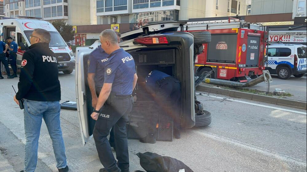 Kadına şiddet ihbarından dönüyorlardı! Polis aracı takla attı: 2'si polis 4 yaralı - 1. Resim