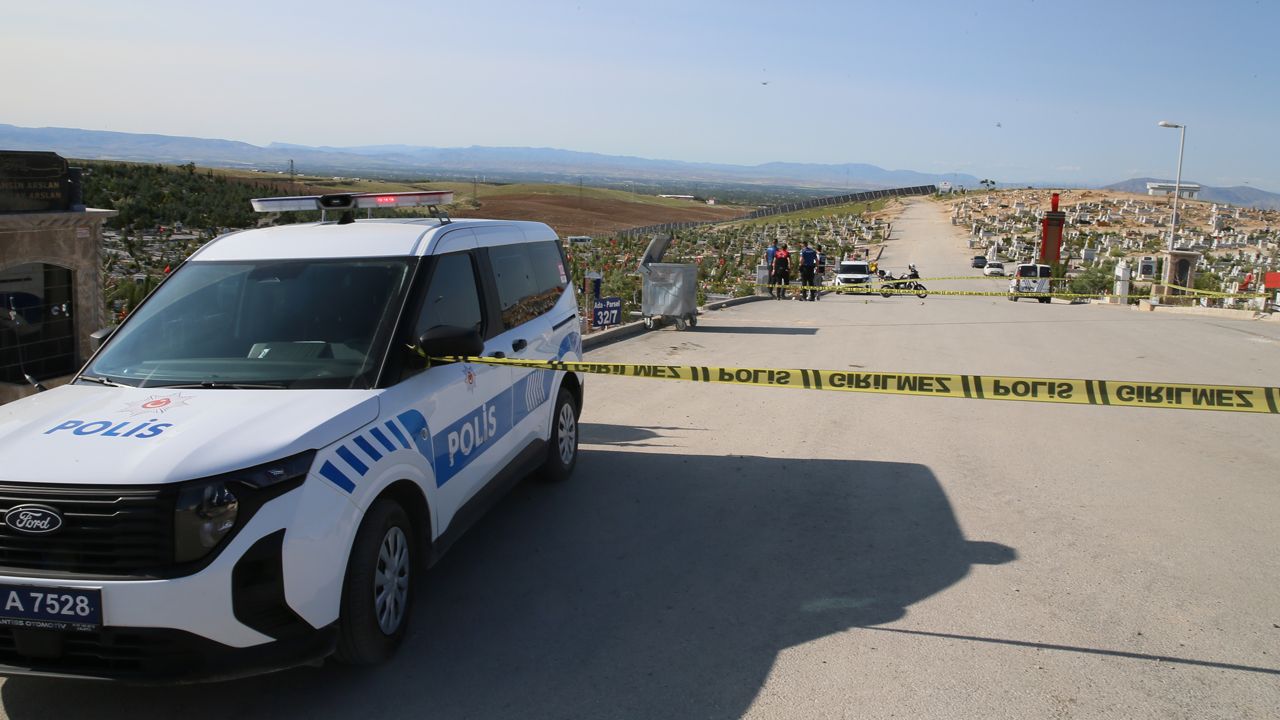 Malatya'da mezarlığın ortasında akrabalar arasında silahlı kavga: Yaralılar var Malatya'da mezarlığın ortasında akrabalar arasında silahlı kavga: Yaralılar var