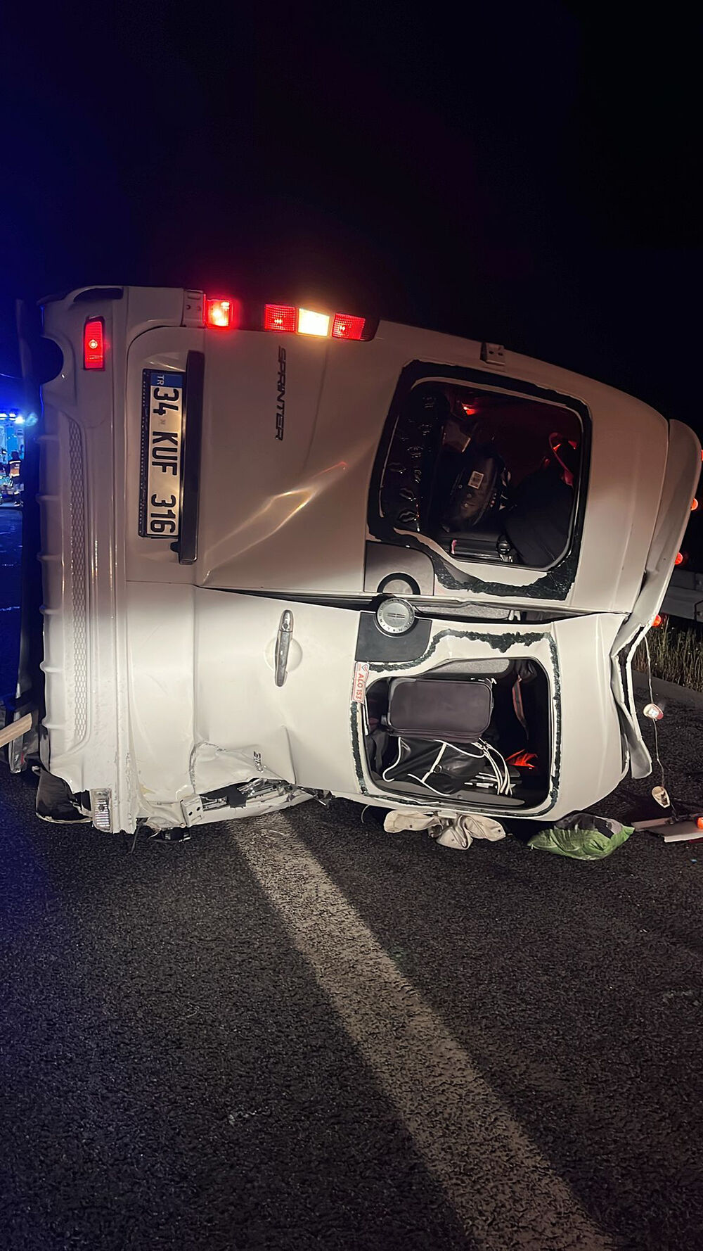 Manisa'da can pazarı! Minibüs devrildi, ölü yaralılar var - 1. Resim