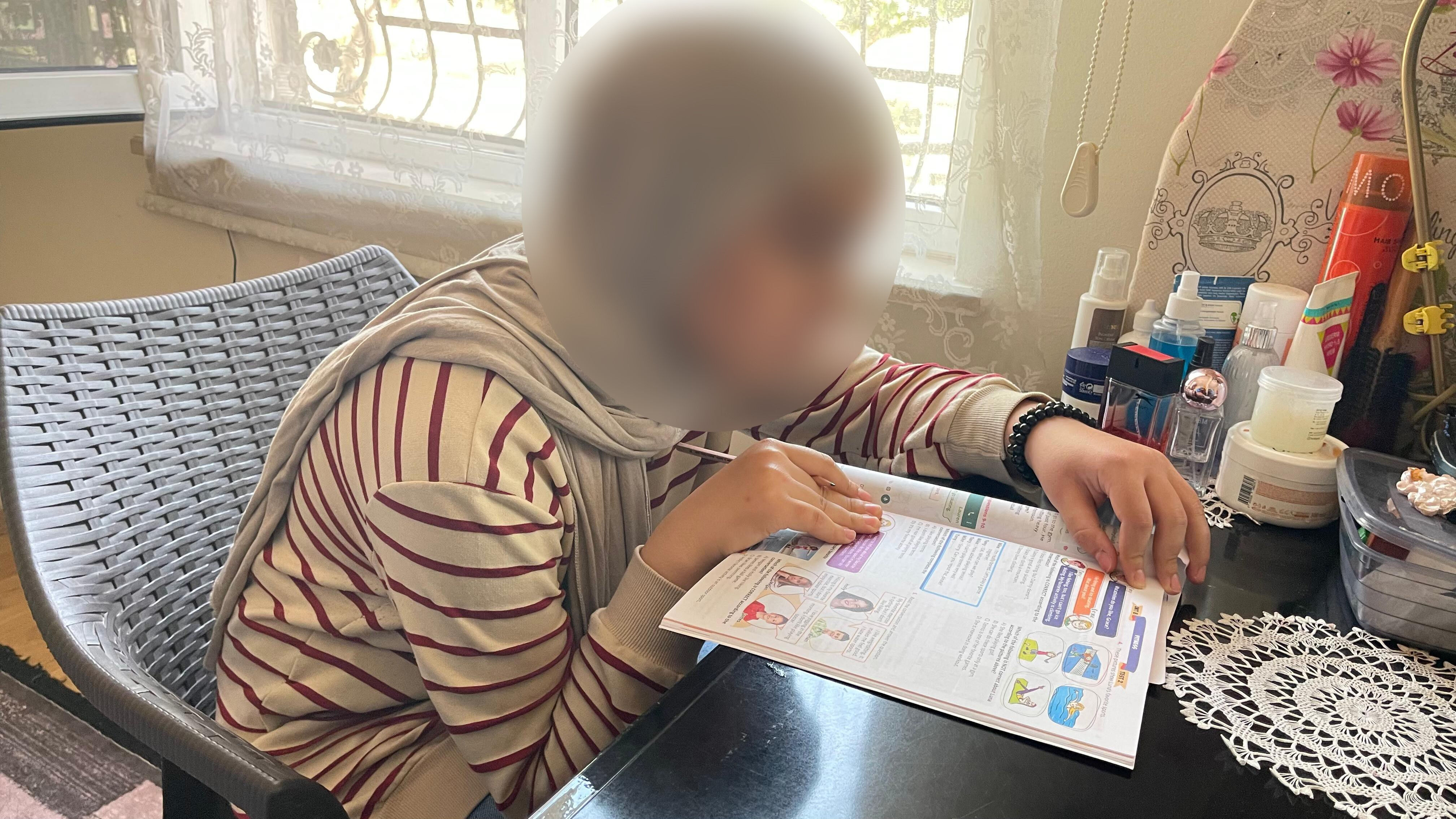 Öğretmenden tesettürlü öğrenciye skandal sözler! Küçük kız ağlayarak anlattı: Önüne dön karabaş - 2. Resim