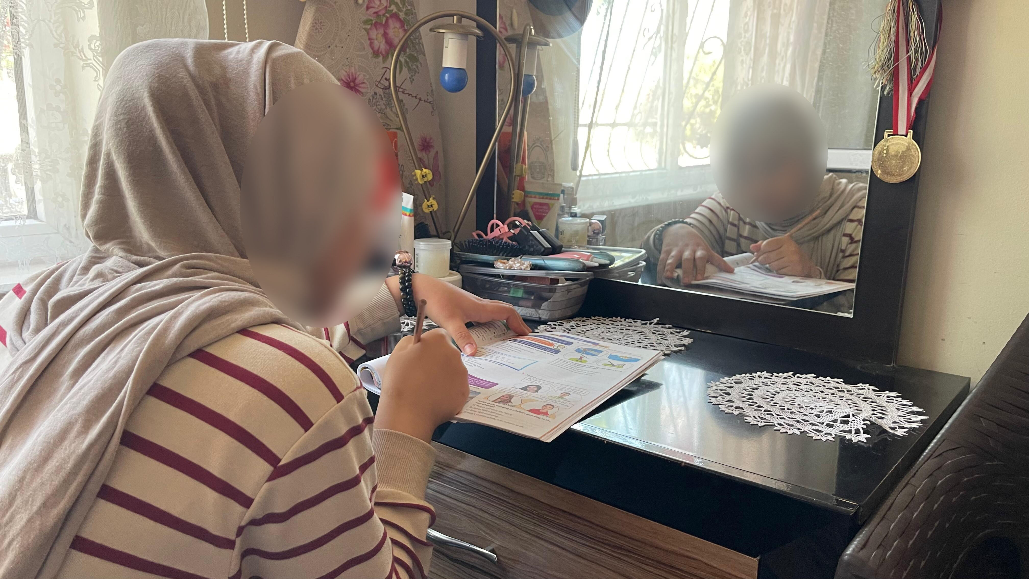 Öğretmenden tesettürlü öğrenciye skandal sözler! Küçük kız ağlayarak anlattı: Önüne dön karabaş - 3. Resim