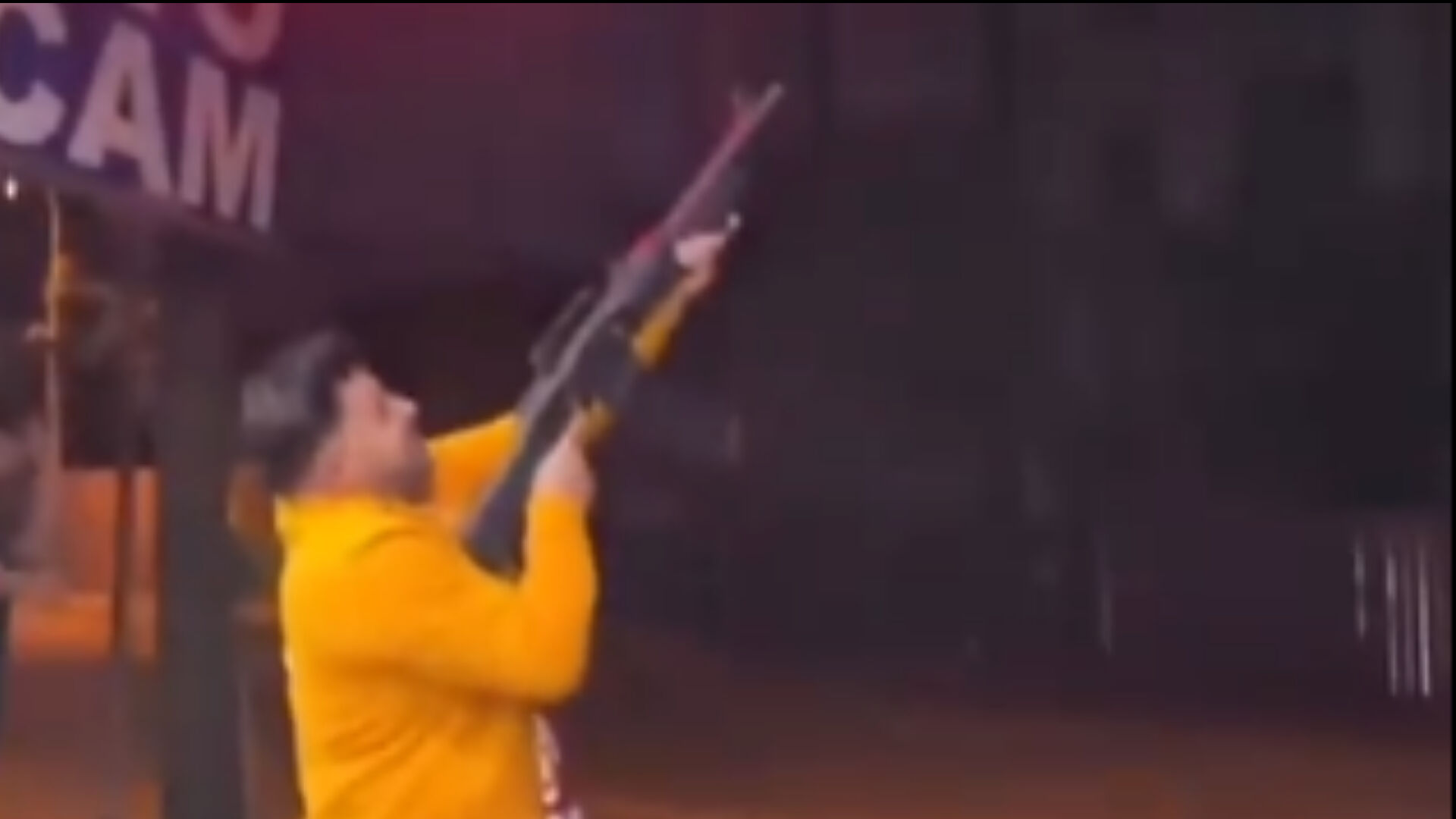 Şampiyonluk gecesinde skandal görüntüler! Uzun namlulu silahla havaya ateş açan şahıs gözaltında - 1. Resim