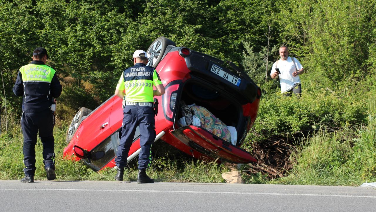 Takla atan otomobilde bir aile ölümden döndü: Aralarında bebek de var, 4 kişi yaralandı Takla atan otomobilde bir aile ölümden döndü: Aralarında bebek de var, 4 kişi yaralandı