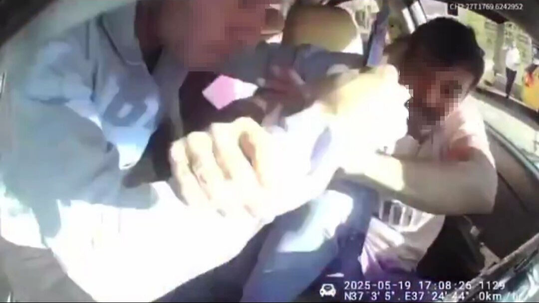 Taksici dehşeti yaşadı! Yüzünden ve boynundan bıçakla yaralandı - 1. Resim